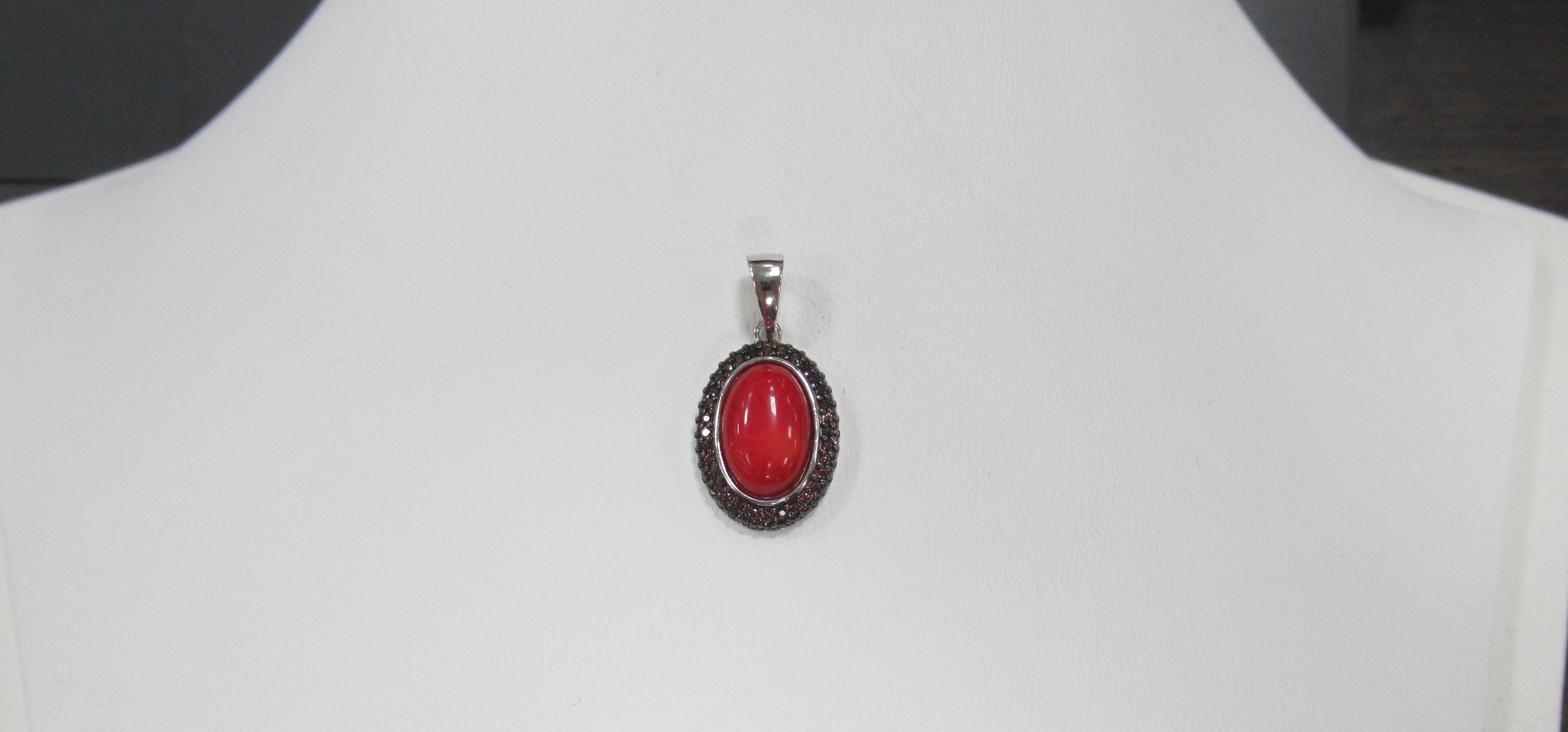 Серебряная подвеска с кораллом